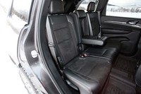 後席も前席同様、中央部分はスエード調の表皮で仕立てられている。座面側方のレバーを使って、リクライニングも可能。