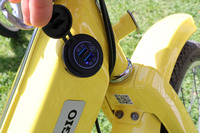 ガソリン＋オイルの給油口は、USBソケットに替えられている。