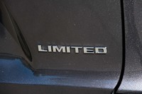 今回テストしたのは、マイナーチェンジを記念した特別仕様車「ロンジチュード ファーストエディション」とともに先行発売されている「リミテッド」。エントリーグレード「ロンジチュード」と悪路走破性を高めた「トレイルホーク」は2019年春に発売予定。