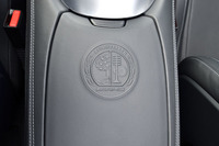 センターコンソールアームレストには、AMGのエンブレムがエンボス加工されている。