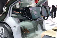 「ホンダNeuV」のダッシュボード。巨大なディスプレイは、近未来のトレンドとして実現の可能性も高い。