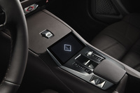 センターコンソールにインフォテインメントシステム「DS IRIS SYSTEM」のコントローラーとなる、5インチのタッチスクリーン「DS SMART TOUCH」を配置。