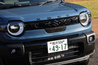 新しいフロントマスクはこちらをぎろりと見ているような表情が愛らしい。この試乗車にはスズキこだわりのアクセサリーパーツが数多く装着されており、ボンネットの「XBEE」バッジやブラックの「S」エンブレム＆グリル（標準はシルバー）などがそれに当てはまる。