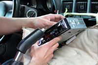 オーディオピットに戻ると、新しいヘッドユニットが起動している！ 軽い感慨を覚えたが、ここからが長かった。