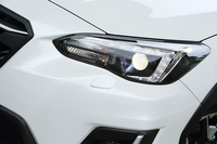 試乗車にはステアリング連動のLEDヘッドランプが装着されていた（「ブラックレザーセレクション」とセット装着）。