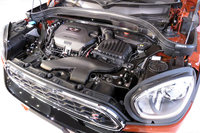 新型「MINIクロスオーバー」には、BMWのモジュール戦略にのっとった最新世代の2リッター直4ディーゼルエンジンが搭載される。