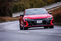 走行モードを切り替える「アウディドライブセレクト」が「e-tron GT」全車に標準装備される。エコモードにあたる「エフィシェンシー」モードでは最高速度が140km/hに制限され、加速開始時の特性がマイルドなものとなる。