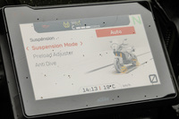 「S」の足まわりにはホワイトパワー製の電子制御サスペンションを装備。減衰特性に加え、仕様によってはプリロードなどの個別調整も可能だ。