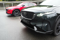写真左が2代目「CX-5」、右が3代目CX-5のフロントフェイス。黒を基調としたグリルや、グリルに隣接して配置された新形状のヘッドランプとデイタイムランニングランプが、第3世代を印象づける。