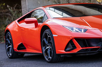 フロントリフティングシステムを作動し、車高を上げた状態。スイッチを押してからわずか数秒で車高が上がる。試乗車には前245/30R20、後ろ305/30R20サイズの「ピレリPゼロ」タイヤが装着されていた。