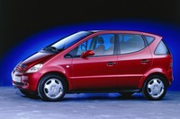 こちらは1997年に誕生した、初代の「メルセデス・ベンツAクラス」。4代目となる最新型に比べ、全高は15cmほど高かった。（写真＝メルセデス・ベンツ日本）