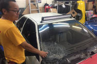 クマの白熱ぶりがうかがえる、“ミサイル”のフロントガラス。