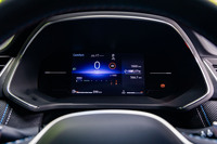 マイナーチェンジ前の「キャプチャーE-TECHハイブリッド」ではメーターパネルが10.2インチサイズの全面液晶だったのに対し、今回はグレードを問わず全車で7インチサイズに変更された。