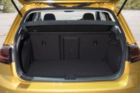 フル乗車時の荷室の容量は380リッター。後席の背もたれを倒すことで、最大で1270リッターまで拡大できる。（写真をクリックすると、シートの倒れる様子が見られます）