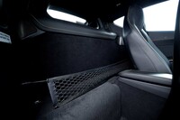 シートの背面には容量208リッターのラゲッジスペースがある。きちんと棚状になっているほか、ネットも備わるのが親切だ。エンジンルーム後方のトランクの容量は151リッター。