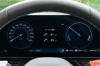 「ノーマル」モード時の液晶メーター。センター部分の表示はカスタマイズできるが、バッテリー温度の管理をいかに重視しているかがよく分かる。