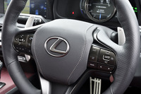 自然な握り心地を目指したステアリングの直径は365mm。背後にマグネシウム製のシフトパドルが備わる。