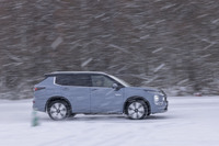 従来型よりも大容量の駆動用バッテリーを搭載し、EV走行換算距離が拡大。システム全体で大出力をより継続的に発生できるようになった。