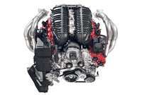 最高出力は670HP/8400rpm、最大トルクは623N・m/6300rpmと公称されている。