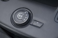 8段ATのセレクターはダイヤル式。その右側にはマニュアル変速モードへの切り替えスイッチがレイアウトされる（変速操作にはパドルを使う）。