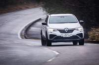 「アルカナ」のプラットフォームは、ルノーが主導しアライアンスパートナーである日産および三菱との3社で共同開発された「CMF-B」と呼ばれるもの。最新世代の運転支援システムへの対応と、軽量・高剛性がうたわれている。サスペンションはフロントがマクファーソンストラット式、リアがトーションビーム式。