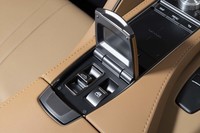 ルーフの開閉スイッチはセンターコンソール部分のフタを開けると姿を現す仕掛け。