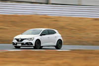 ドライブモードを「レース」に変更すると「4コントロール」の逆位相／同位相の切り替わる速度が高められるほか、ESCがカットされる。