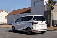 「シエンタ」のボディーカラーは、9色のモノトーンカラーと「フレックストーン」と呼ばれる5種のツートンカラーから選択できる。