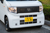 エクステリアデザインはエンジン車の「N-VAN」と変わらない。巨大なハロゲンランプの主張が大きい。