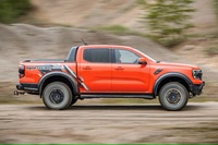 「ラプター」というのは、フォードがオフロード向けのハイパフォーマンスモデルに好んで使うグレード名だ。「レンジャー」のほかにも、「F-150」や「ブロンコ」にも設定がある。