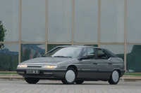 ベルトーネが手がけた直線的なデザインが特徴の「XM」。