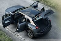 いろんな意味で挑戦的なモデルだった「MX-30」だが、観音開き式のドアを含め、元カーデザイナーの識者の目には「ここがその形である必然性というか、説得力が薄い……」と映ったようだ。