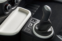 5段マニュアルトランスミッションのシフトノブ。