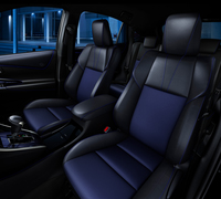 シートもブラックとブルーのコンビネーション。3種類の素材とデザインをグレードによって使い分ける。