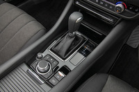 トランスミッションの改良についてはアナウンスされておらず、従来通りのトルコン式の6段ATを採用する。