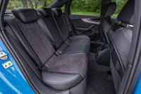 キャビン後部の室内幅は1446mm、後席座面から天井までの高さは953mm。大人がくつろげる十分なスペースが確保されている。シートヒーターは前席が標準、後席がオプションアイテムとなる。