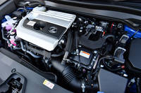 新開発の2リッター直4エンジンをベースとするハイブリッドシステム。JC08モードの燃費値は、最高27.0km/リッター（FF車の場合）を記録する。