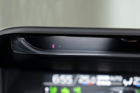 センターモニターの上部に備わる「ドライバーモニタリングシステム」のカメラ。ドライバーの居眠りやわき見を検知すると警報音や警告表示で注意を喚起するほか、乗車時にはドライバーの顔を認識して、自動でシートポジションやディスプレイの表示、エアコンの制御などを、個々人の設定に合わせて調整する。（写真：郡大二郎）