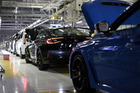 組み立てが完了し、「ステップワゴン」などとともに検査工程へと向かう新型「シビック タイプR」。