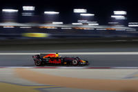 オーストラリア、中国と、メルセデスおよびフェラーリの後塵（こうじん）を拝することが多かったレッドブルはバーレーンで好調な出だしを見せ、予選ではダニエル・リカルド（写真）が4位。ポールシッターのボッタスから遅れること0.7秒と、過去2戦に比べて2強との差を縮めてきた。しかしレースではそうはいかず、リカルドは5位フィニッシュ。前戦中国で3位表彰台に上がったマックス・フェルスタッペンは予選6番手からブレーキトラブルでリタイアした。（Photo=Red Bull Racing）