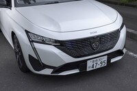 ヘッドランプの両端から牙が生えた「308」のフロントマスク。立体的な形状のグリルなどは、未来的な印象を抱かせる。