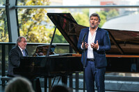 2022年7月、BMW本社落成50周年記念式式典で歌う。ピアニストは名伴奏者として知られるヘルムート・ドイッチュ。