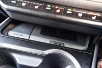 非接触タイプの充電機能を持つ電子機器に有効な「おくだけ充電」。2万3760円のオプションとして用意される。