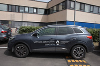 カザーリ氏のルノー販売店で少し前まで使われていたSUV「カジャー」。サイドには「無料代車」の文字が。