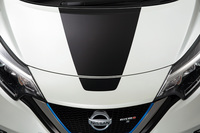 ボンネットは黒を差し色にした特別なデザインを採用。