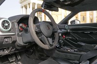 ダッシュボードのアッパー部分はベース車両と同じアルカンターラだが、ロワ部分およびコンソールはカーボンに換えられている。