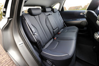 後席はヘッドルーム、ニールームとも余裕があり、ゆったりと足が組めるほどだった。背もたれは60：40の分割可倒式で、前方に倒すとフラットな荷室空間が出現する。