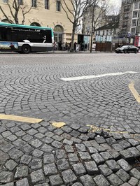 近年パリの道路補修は滞りがちだ。エリアによっては、石畳をはがしてデモの投石に用いる者もいるので、さらに傷む。