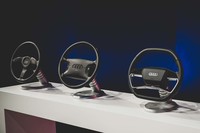 写真左から、1986年、1996年、そして2021年のステアリングホイール。形状に35年分の違いがみられるものの、機能や質感の元となる開発ポリシーは変わらない。