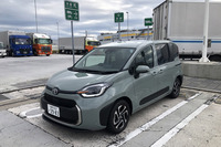 いつもの首都高辰巳PAで、休憩中のカット。今回の試乗車両は「アーバンカーキ」と呼ばれる渋めのボディーカラーをまとっていた。ヘッドランプの隈（くま）取りが微妙に残され、「シエンタ」であることを主張している。